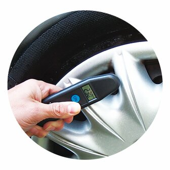 Digital tire pressure gauge