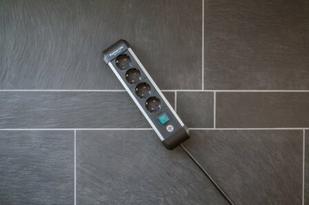 Premium extension lead with switch 4-way 1.8m H05VV-F 3G1.5