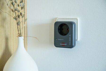 Voltage surge protective adapter 13.500A Anthracite