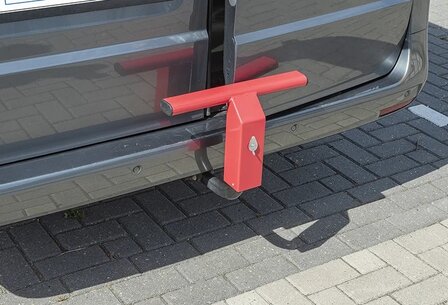 Tow bar lock for commercial vehicles
