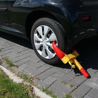 Universal wheel clamp
