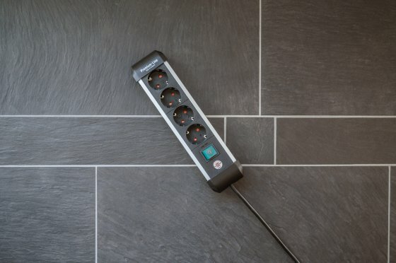 Premium extension lead with switch 4-way 1.8m H05VV-F 3G1.5
