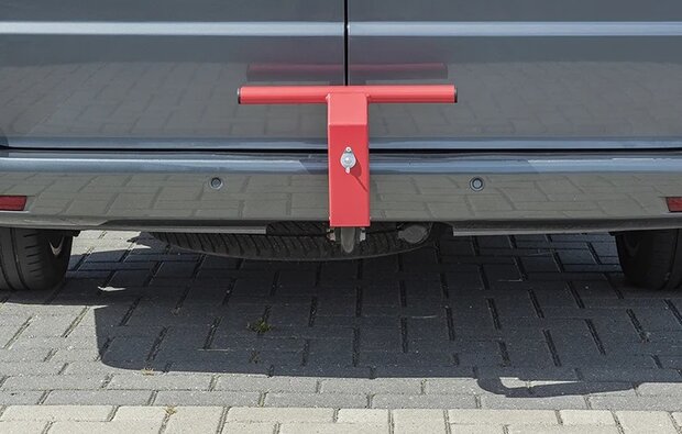 Tow bar lock for commercial vehicles