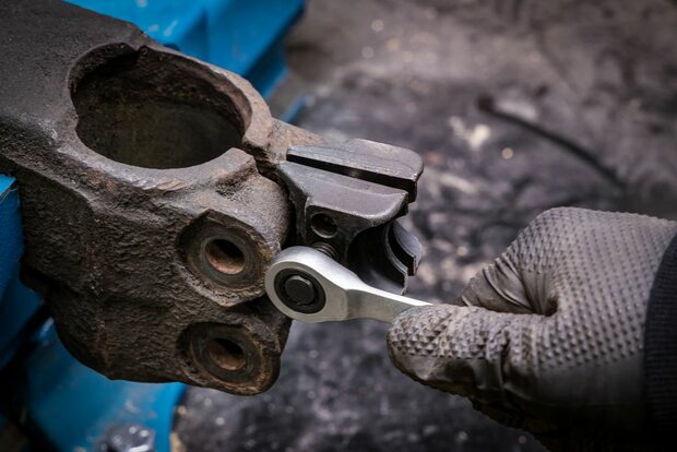 Strut Spreader Tool