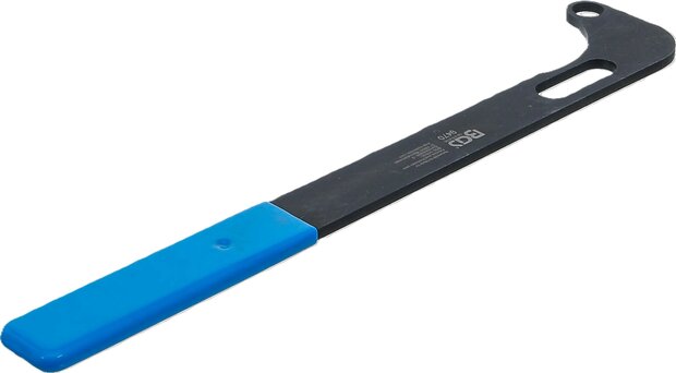 Wheel hub holding tool