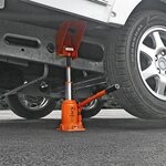 Hydraulic jack with leveller for twin axle