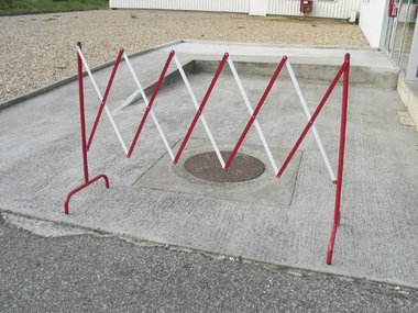 Metal scissor fence