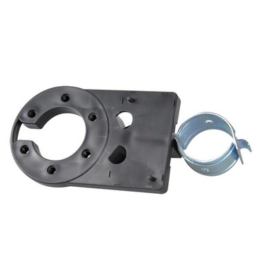 Mounting plate for socket